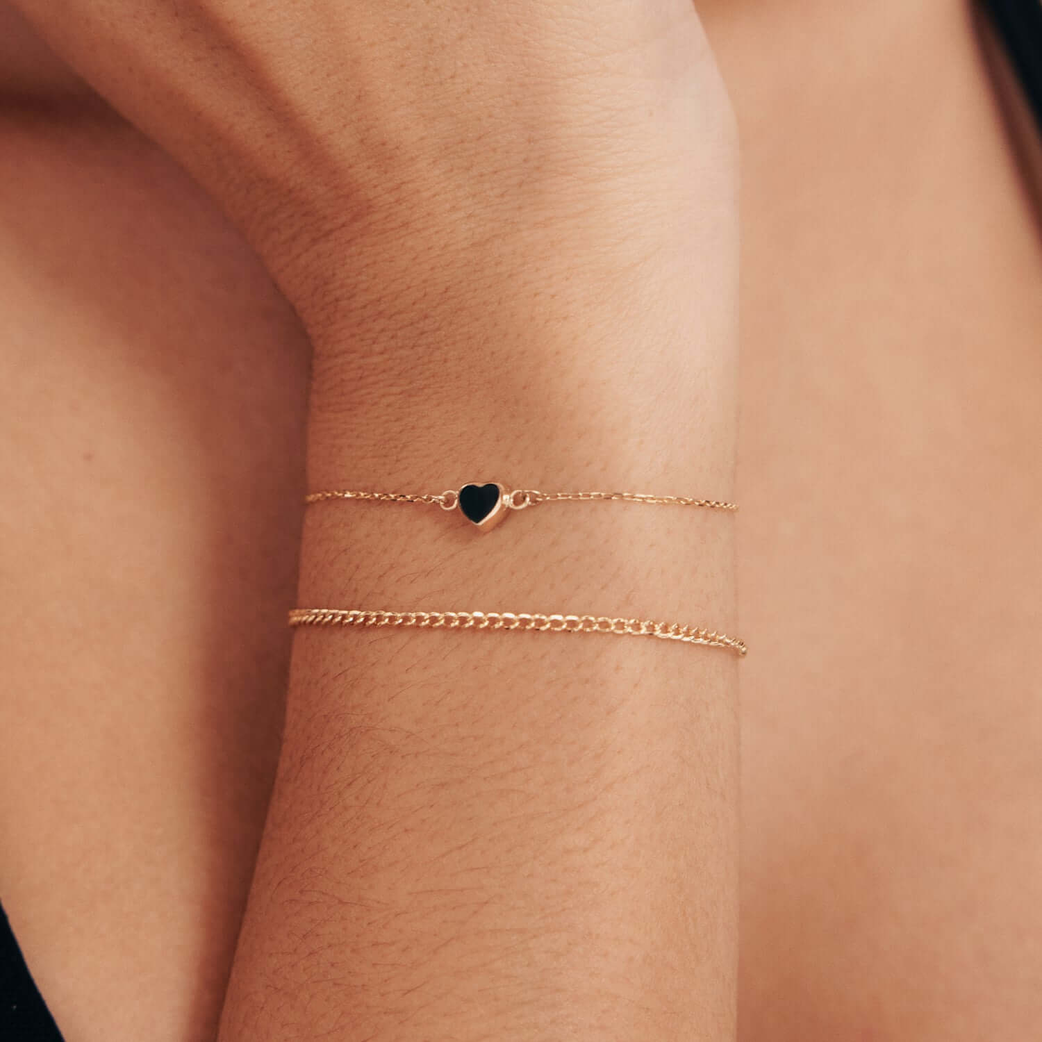 Dainty Black Heart Charm Bracelet - Modern Chic | Madarax Store